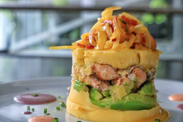 Causa de salmón y aguacate